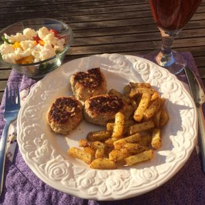 Frikadeller med salat og pommesfrites fra Actifry